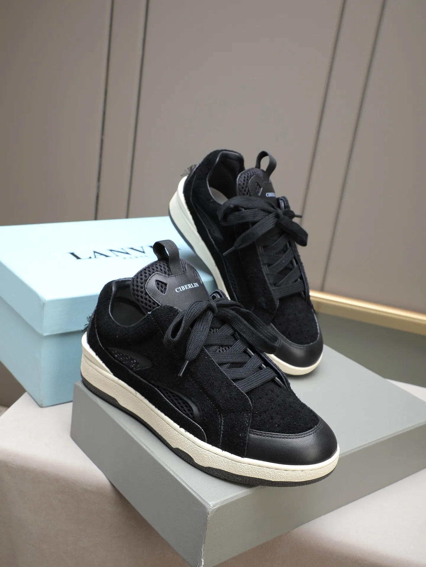 Men's shoes 💰640 [LANVIN] The latest fashionable item! High quality CLAY series‼ ️ The latest trendy products of the season 🌈Many bloggers have planted grass and purchased the original open-mold customization. The upper and outsole are sewn with mark threads without edge sealing. Multiple material splicing combination design. Very versatile for fashionable and casual wear. Comfortable on the feet. Self-recommended. Upper cowhide + cow suede + breathable mesh lining. Foot-padding cowhide. Exclusive original open-mold clear logo rubber outsole ⚠️38-44 (customized for 45)